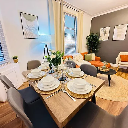 Spacious House With Games & Free Parking Nr Mediacity, Trafford Centre, Centre