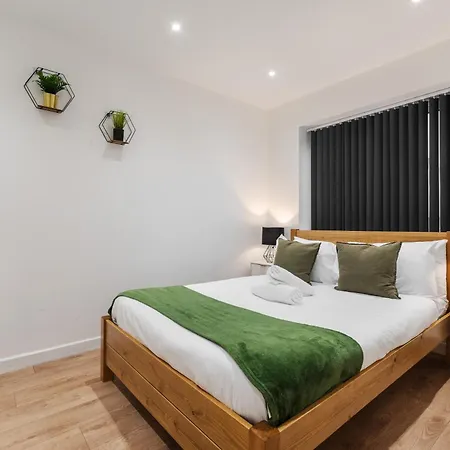 Group-friendly 4br House With Driveway Parking In Nyaraló Manchester