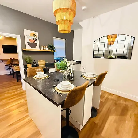 Spacious House With Games & Free Parking Nr Mediacity, Trafford Centre, Centre *