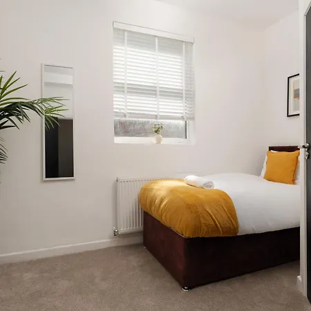Nyaraló Spacious 6br House Sleeps 11 Free Parking Manchester