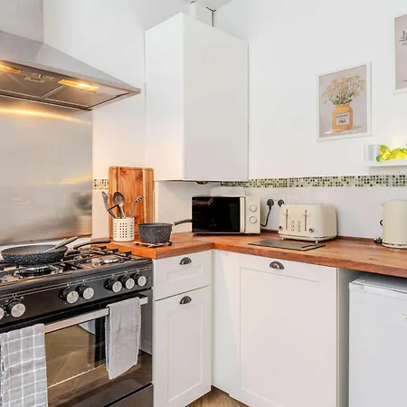 4br With Games Salford Sleeps 7 * Manchester