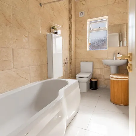 Enormous 5 Bed House - Sleeps 13 - Free Parking Manchester