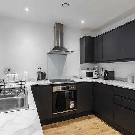 Group-friendly 4br House With Driveway Parking In * Manchester