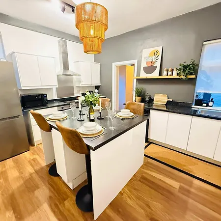 بيت للعطل Spacious House With Games & Free Parking Nr Mediacity, Trafford Centre, Centre *