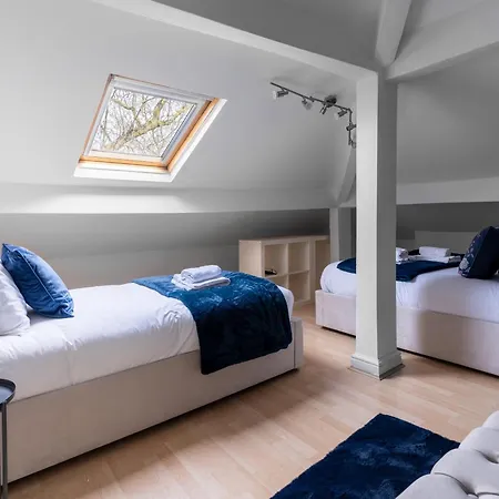 Nyaraló Enormous 5 Bed House - Sleeps 13 - Free Parking Manchester