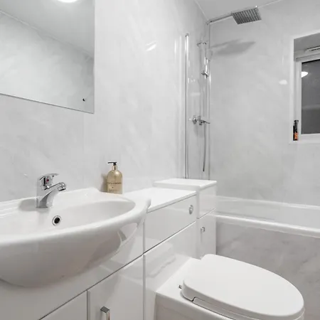 Group-friendly 4br House With Driveway Parking In * Manchester