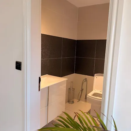 4 Bedroom Modern House In Prime Location * Manchester