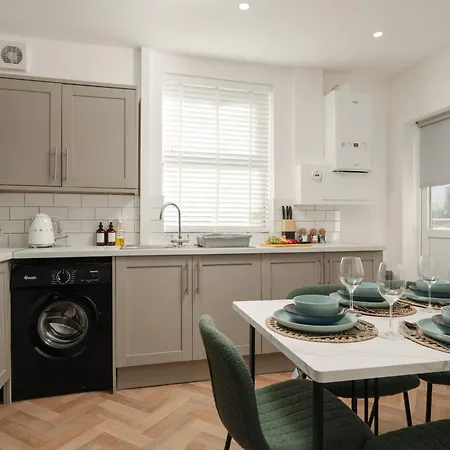Spacious 6br House Sleeps 11 Free Parking *