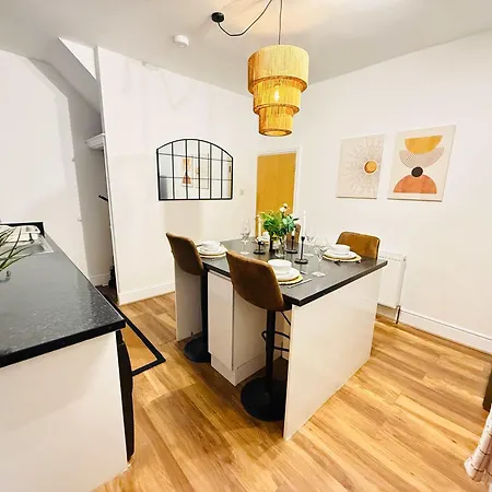 بيت للعطل Spacious House With Games & Free Parking Nr Mediacity, Trafford Centre, Centre *