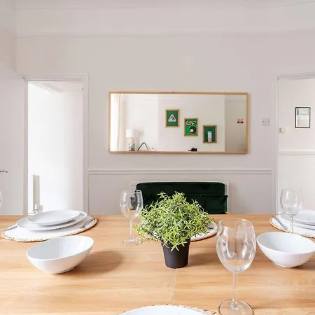 4br With Games Salford Sleeps 7 Manchester