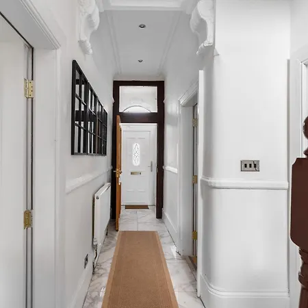 Enormous 5 Bed House - Sleeps 13 - Free Parking Manchester