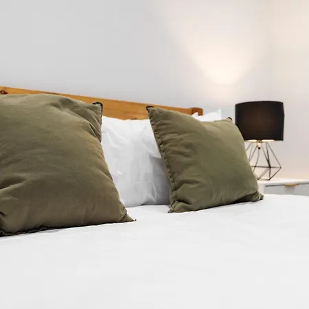 Group-friendly 4br House With Driveway Parking In Nyaraló