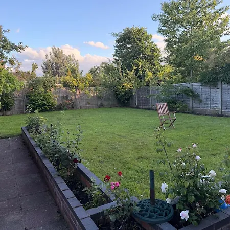 4 Bedroom Modern House In Prime Location Manchester
