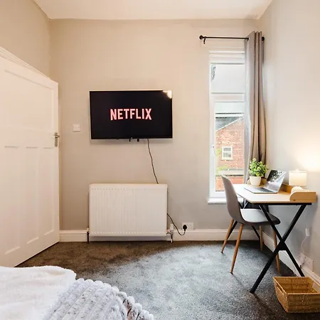 Nyaraló Modern 3br For 8 - Easy Access - Free Parking