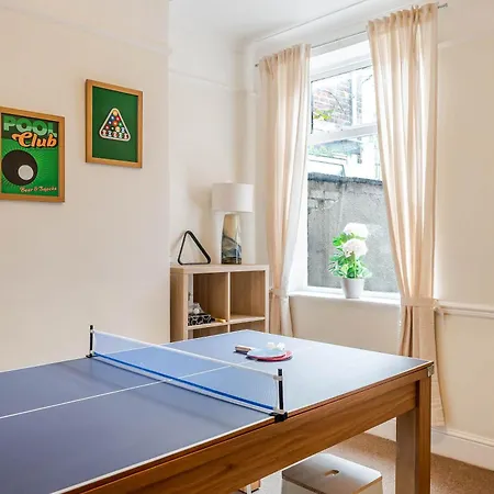 4br With Games Salford Sleeps 7 * Manchester