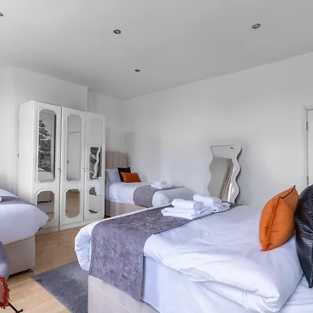 Enormous 5 Bed House - Sleeps 13 - Free Parking *