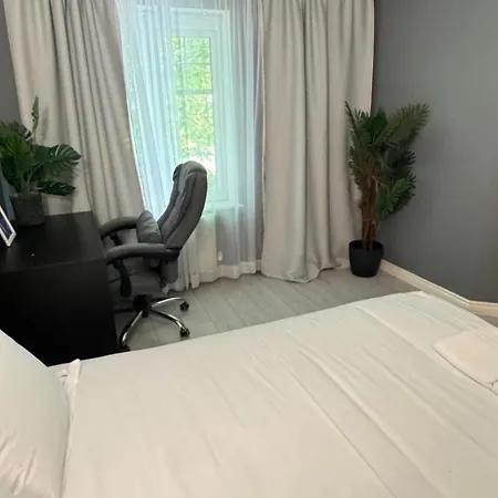 House Sleeps 10 With Free Parking - Pets Welcome *