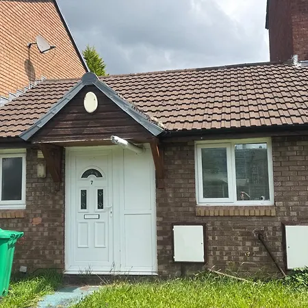 Sleeps 4 With Free Parking And Garden Manchester