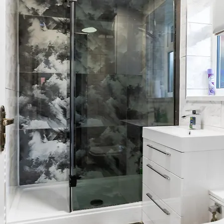 Stylish 6br W Parking & Gym Manchester