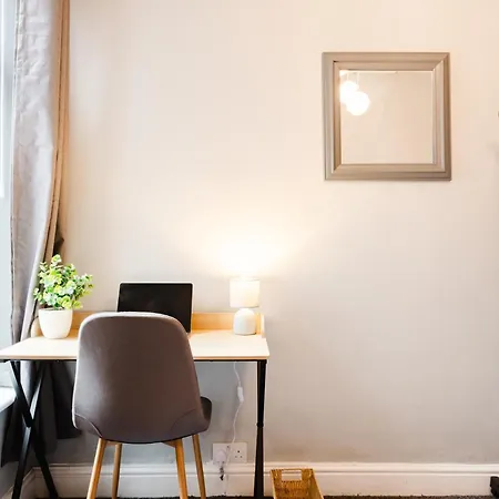Nyaraló Modern 3br For 8 - Easy Access - Free Parking