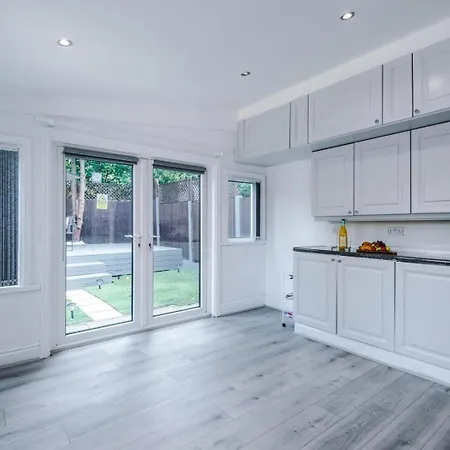 Feriehus Modern Chorlton | Parking | & Airport *