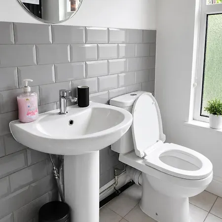 Cosy 3br House With Ps4 & Free Parking *