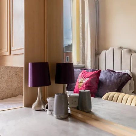 Enormous 5 Bed House - Sleeps 13 - Free Parking Nyaraló