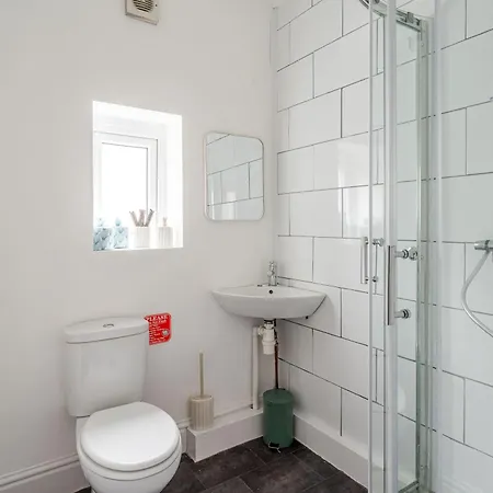 4br With Games Salford Sleeps 7 *