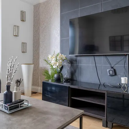 Casa de Férias Enormous 5 Bed House - Sleeps 13 - Free Parking Manchester