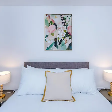 Sleeps 5 Near Centre Free Parking *
