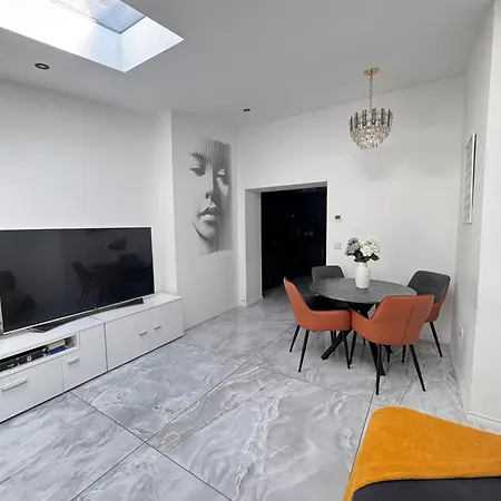 House Sleeps 10 With Free Parking - Pets Welcome Tatil Evi Manchester