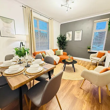 Spacious House With Games & Free Parking Nr Mediacity, Trafford Centre, Centre بيت للعطل *
