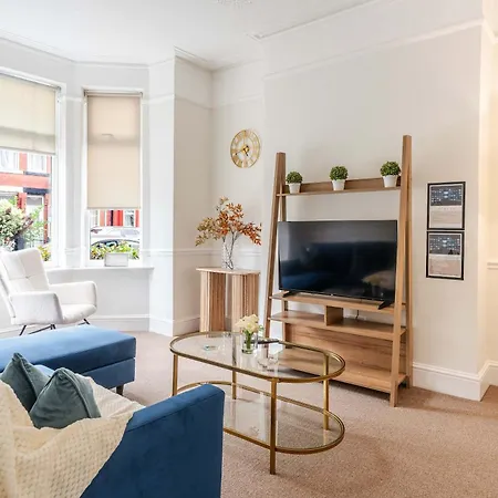 4br With Games Salford Sleeps 7 * Manchester