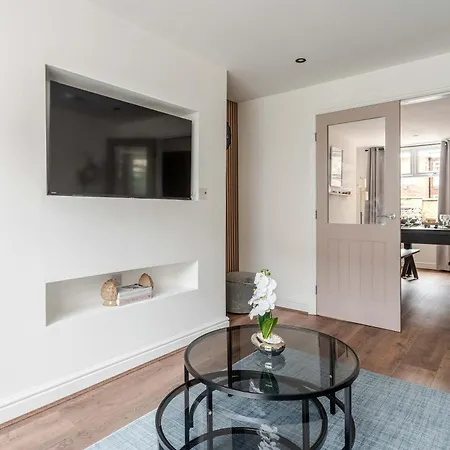 3br Parking Wifi Sleeps 8 Manchester