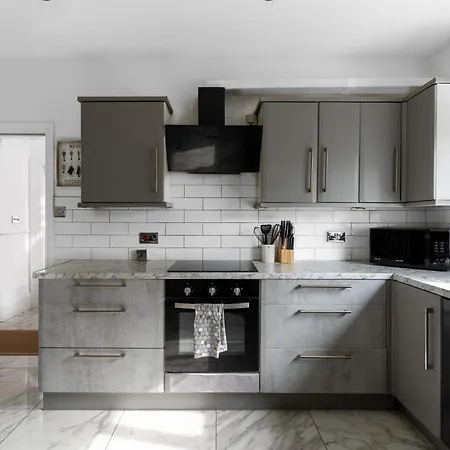 Enormous 5 Bed House - Sleeps 13 - Free Parking