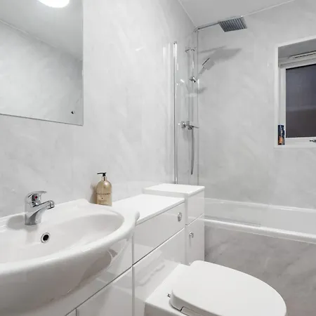 Group-friendly 4br House With Driveway Parking In