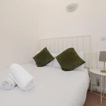 Дом отдыха Grand 4br Escape - Etihad - Coop - Free Parking *