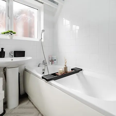 Nyaraló Modern 3br For 8 - Easy Access - Free Parking *