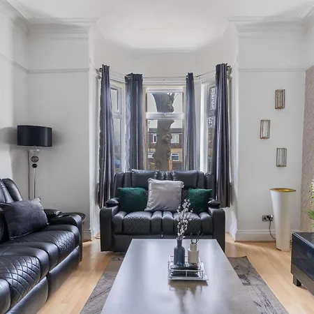Nyaraló Enormous 5 Bed House - Sleeps 13 - Free Parking