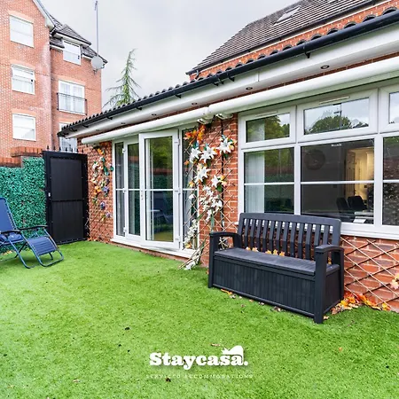 Stylish 6br W Parking & Gym
