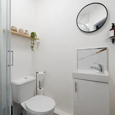 Spacious 6br House Sleeps 11 Free Parking Nyaraló *