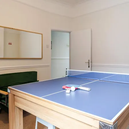 4br With Games Salford Sleeps 7 *