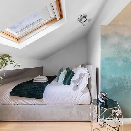 Enormous 5 Bed House - Sleeps 13 - Free Parking * Manchester