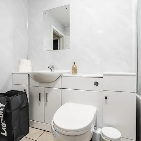 Group-friendly 4br House With Driveway Parking In * Manchester