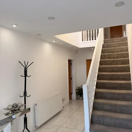 4 Bedroom Modern House In Prime Location Manchester