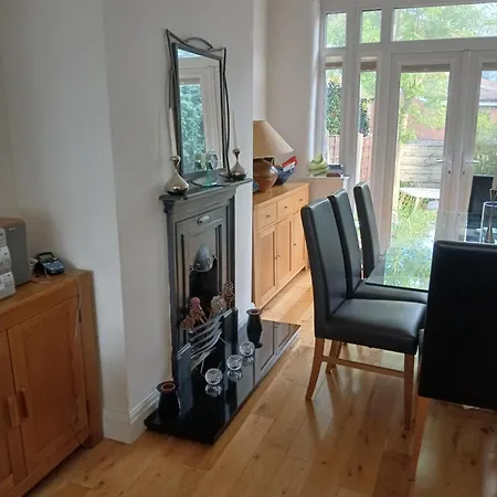 7 Lomond Avenue 3* Manchester
