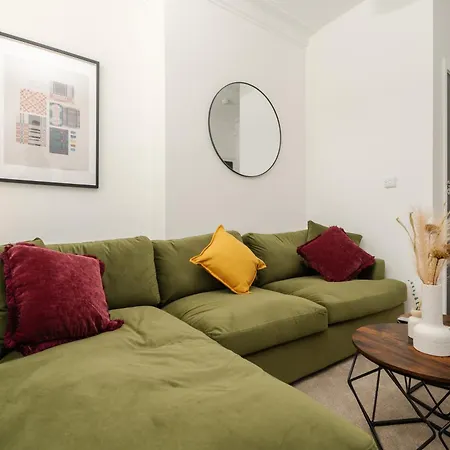 Spacious 6br House Sleeps 11 Free Parking Nyaraló *
