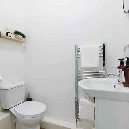Nyaraló Spacious 6br House Sleeps 11 Free Parking *
