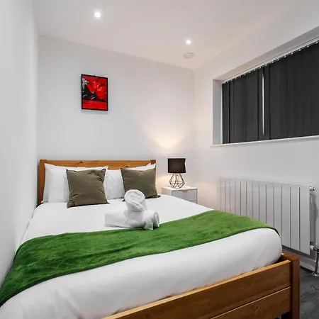 Group-friendly 4br House With Driveway Parking In Manchester