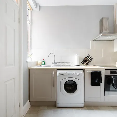 Modern 3br For 8 - Easy Access - Free Parking *